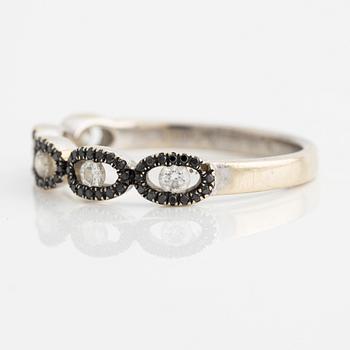 Ring in 18K gold with white and black diamonds.