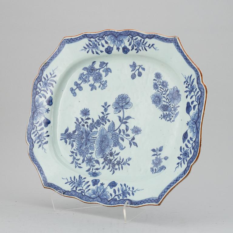 A blue and white serving dish, Qing dynasty, Qianlong (1736-95).