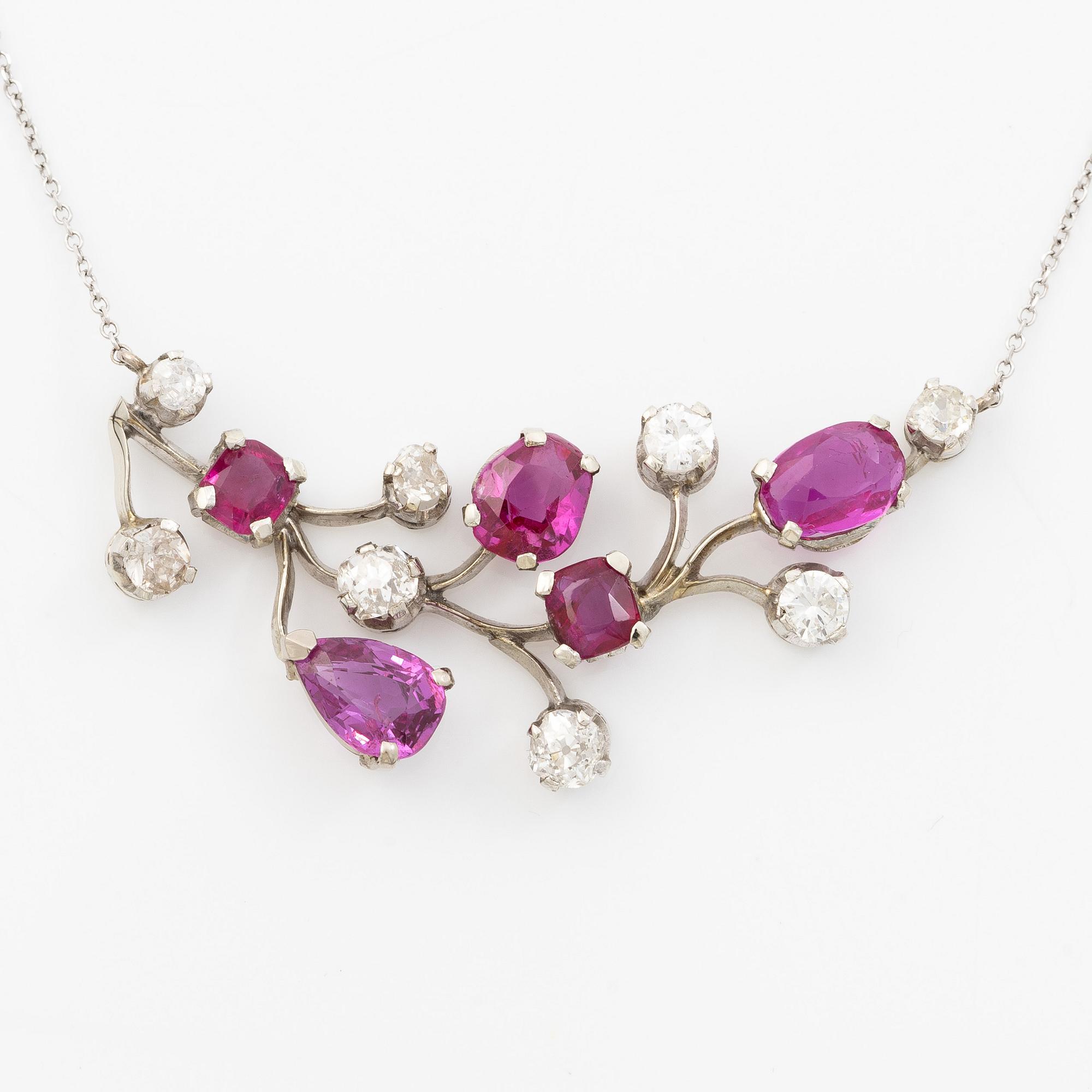 Necklace in 18K white gold with rubies and old-cut and brilliant-cut diamonds. Accompanied by a report from GCS.