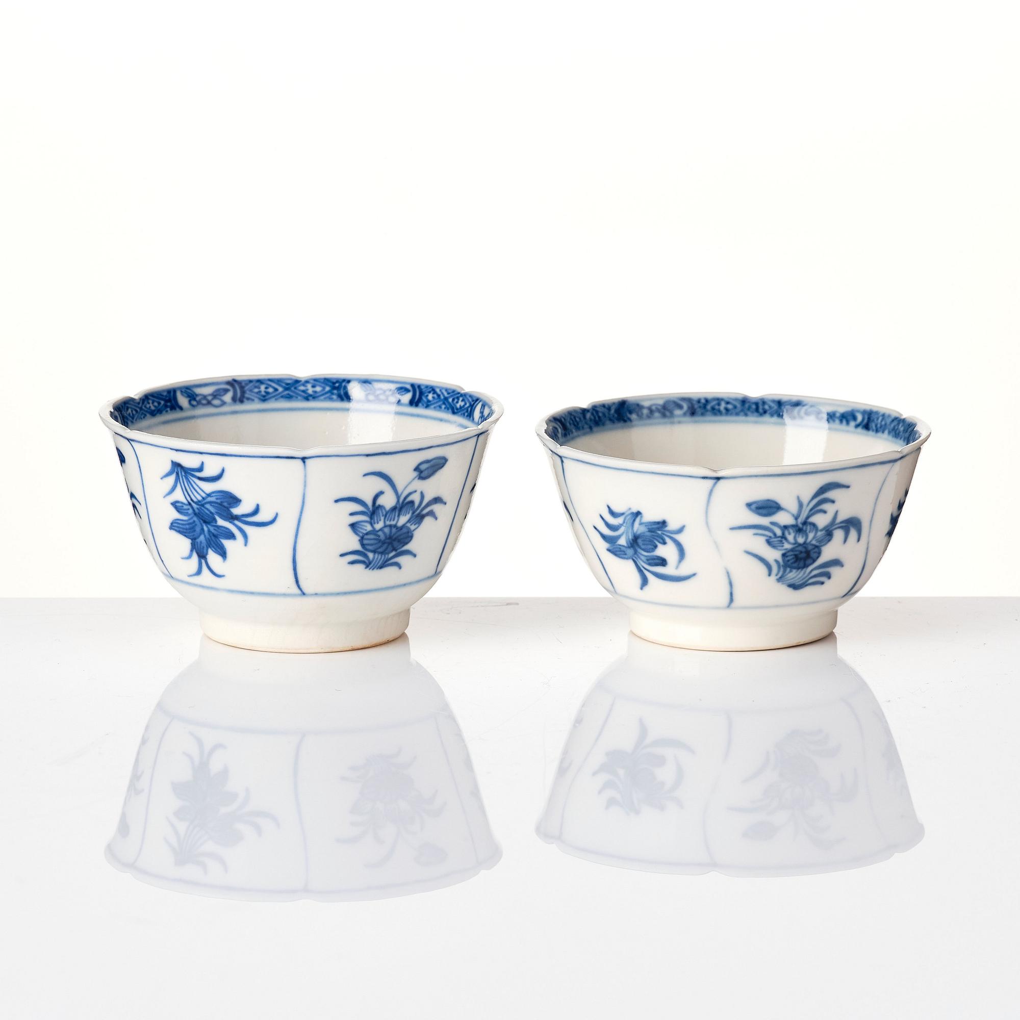 Koppar med fat, ett par, mjukt porslin. Qingdynastin, Kangxi (1662-1722).