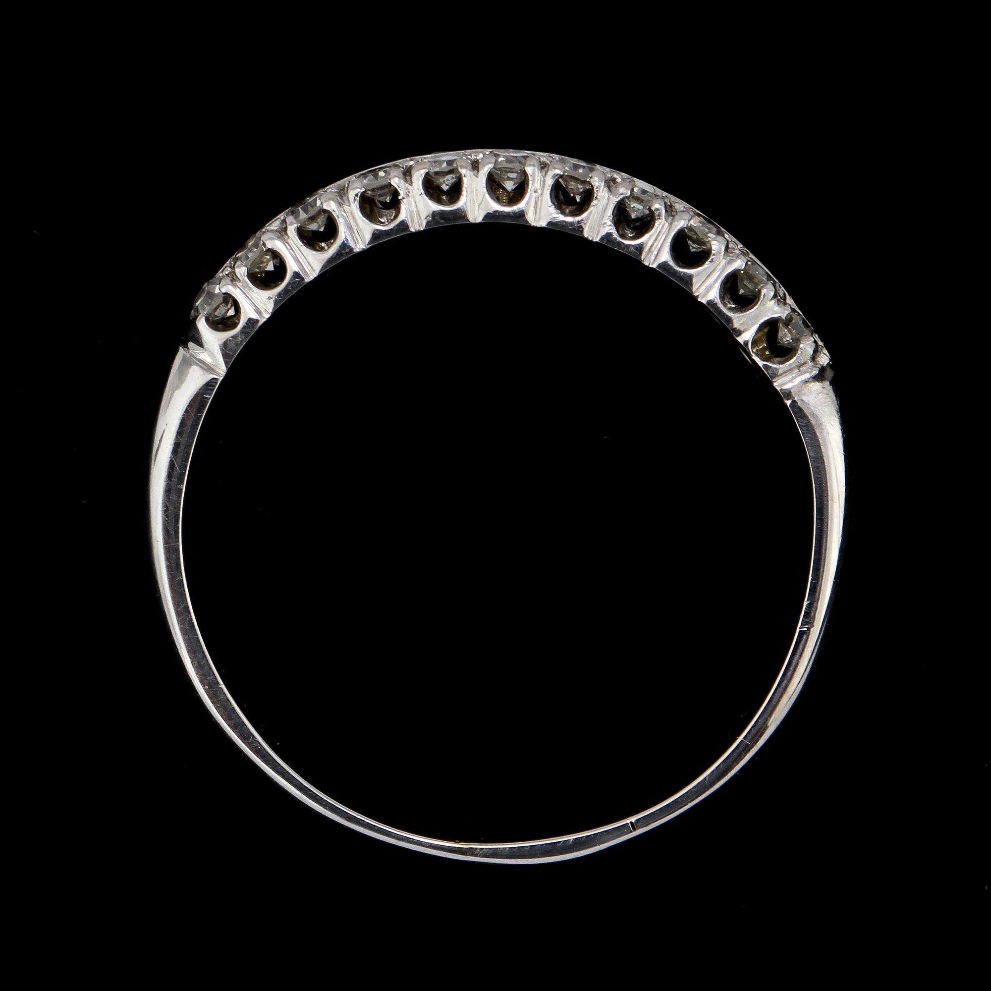 RING, 18k vitguld med 22 briljantslipade diamanter, tot ca 0.50 ct. Vikt 4 g.