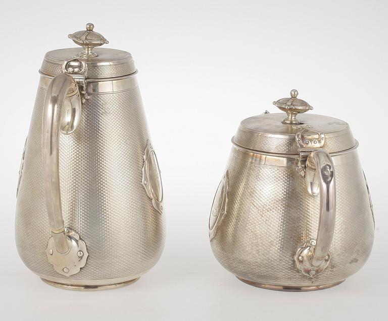 TE- samt KAFFEKANNA, silver, sannolikt William Summers, London, England, 1863. Vikt ca 1716 g.