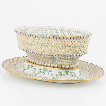 A porcelain bowl with stand, 19th century.