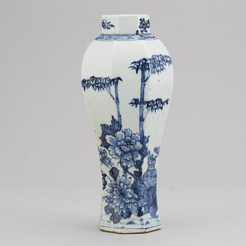 A blue and white export porcelain vase, Qing dynasty, Qianlong (1736-95).