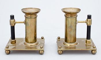 LJUSSTAKAR, ett par, mässing, i Christopher Dressers art, 1900-tal.