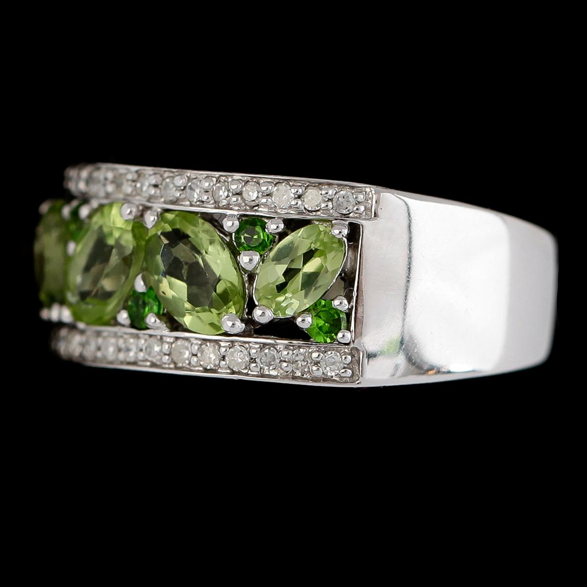RING, 14K vitguld, peridoter och åttkantslipade diamanter tot ca 0.26 ct. Vikt ca 7 g.