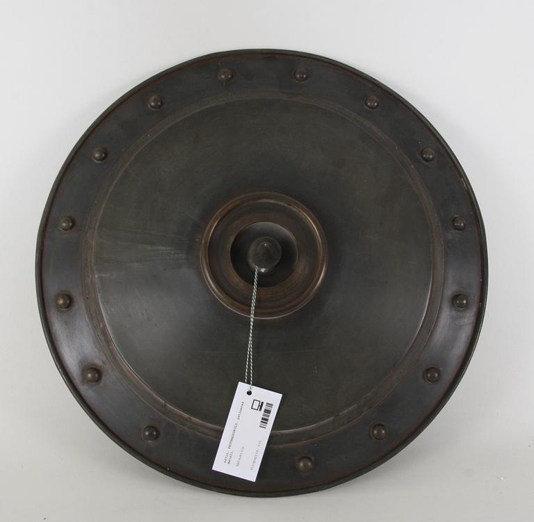 PRYDNADSSKÖLD, patinerad metall.