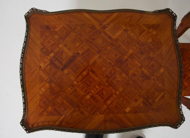 BYRÅAR, ett par, rokokostil.