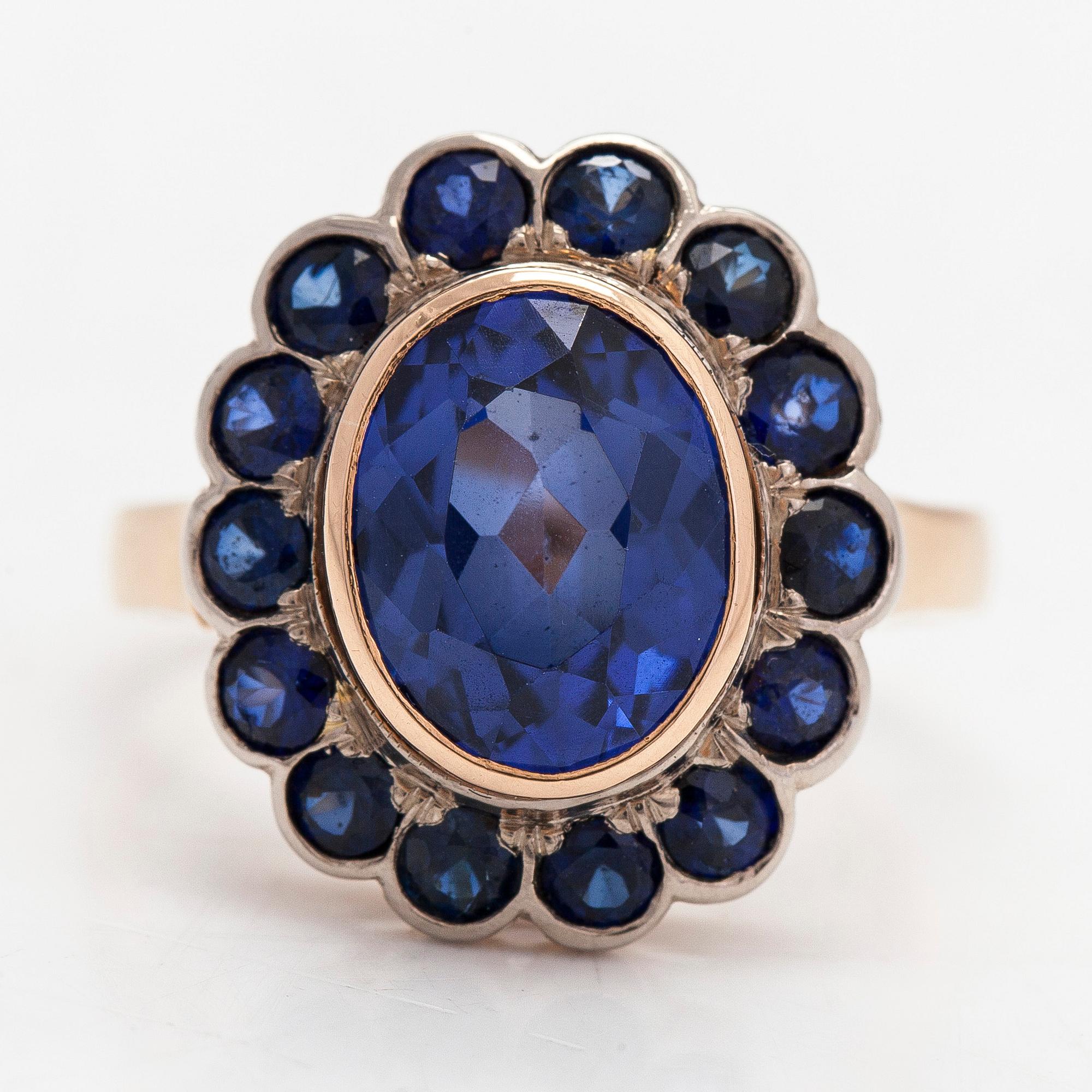 An 18K gold ring, sapphires and an oval synthetic sapphire. Westerback, Helsinki 1937.