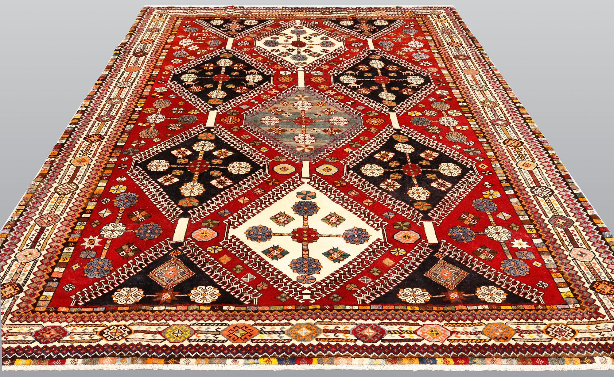 A Qashqai carpet, approx. 290 x 216 cm.