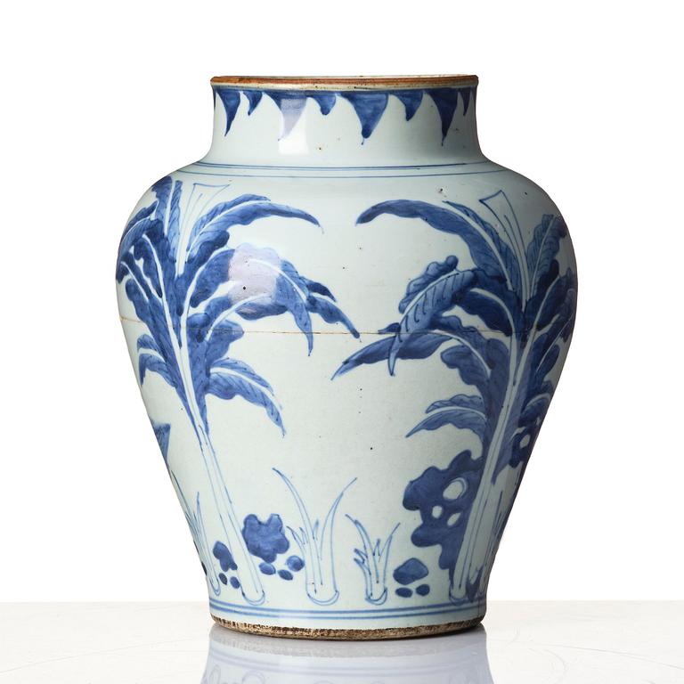 A blue and white transition vase, 17th century.