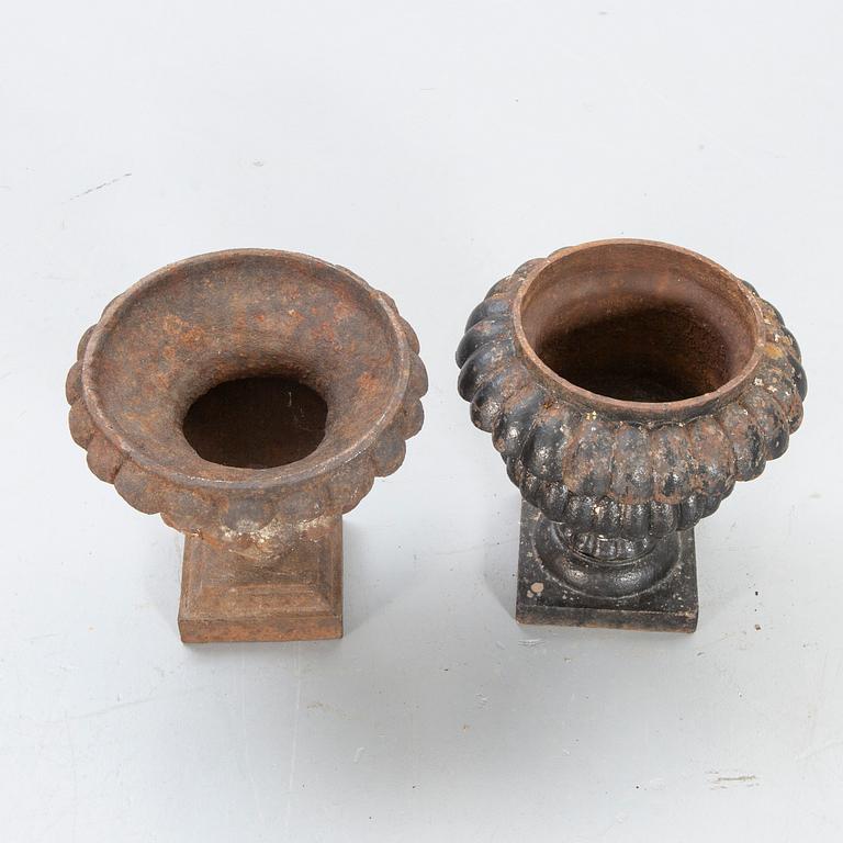 Trädgårdsurnor, 2 st, 1900-talets första hälft, gjutjärn.