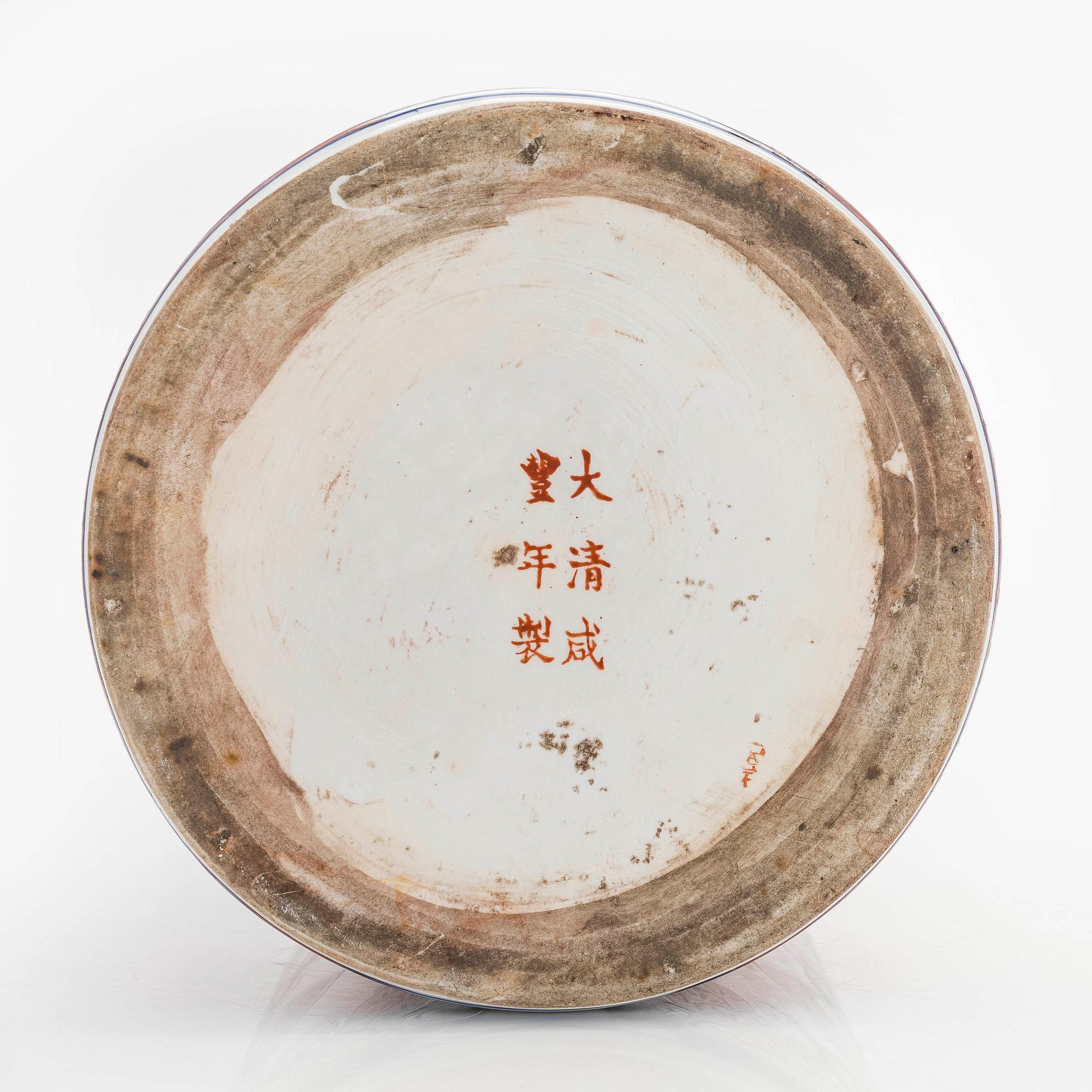 Paraplyställ, porslin, Japan, 1900-talets första hälft.