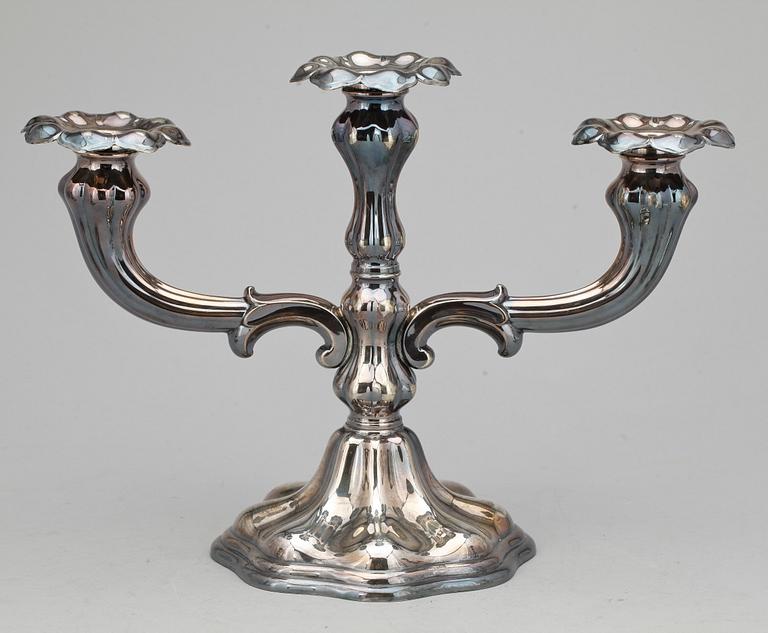 KANDELABER, nysilver respektive LJUSSTAKAR, ett par, silver, rokokostil, svenska importstämplar, 1900-tal.