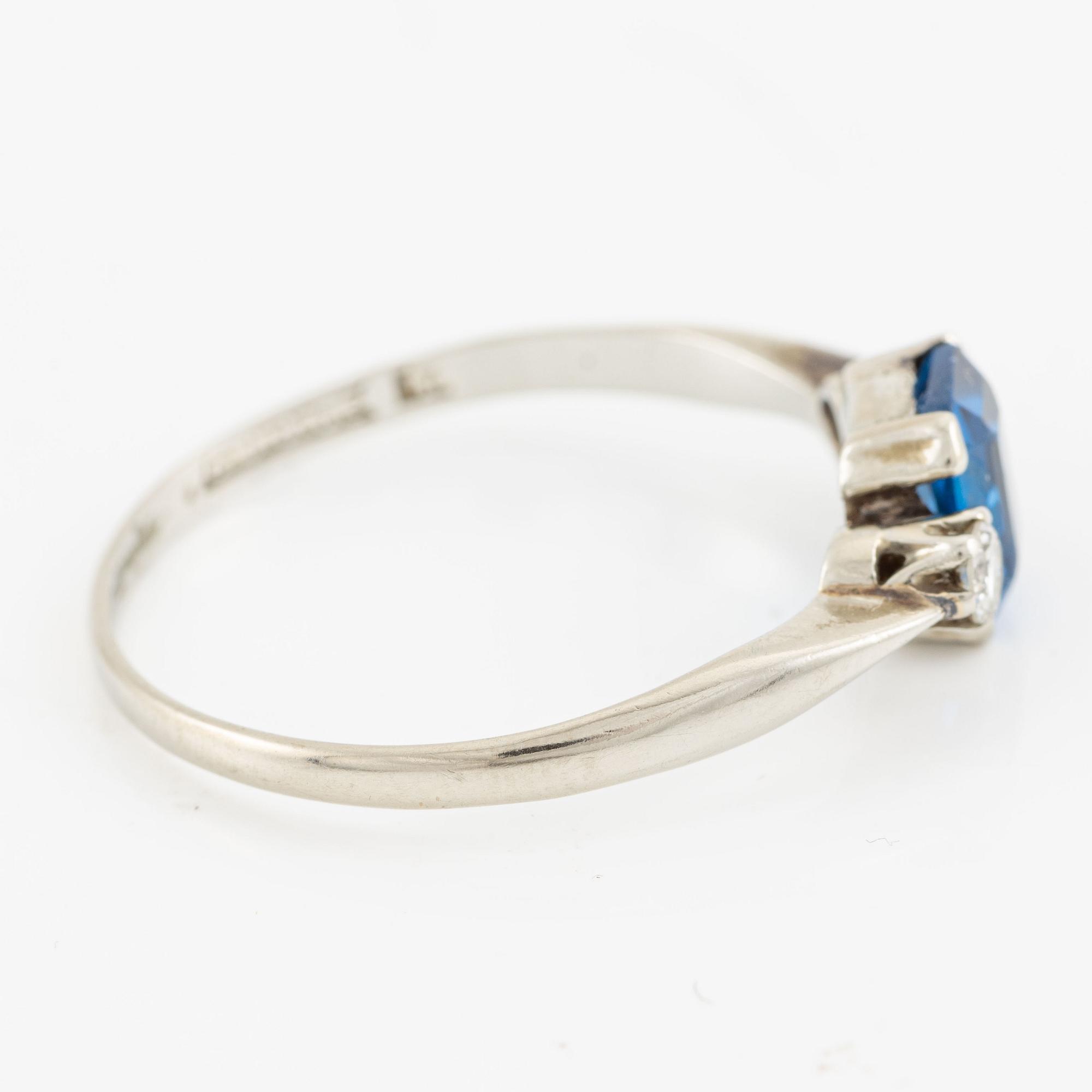 Ring, 18K vitguld med syntetisk blå sten och mindre briljantslipade diamanter.