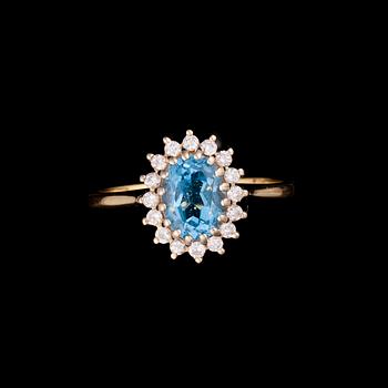 RING, 18K guld, topas, diamanter. Vikt ca 3,4 g.