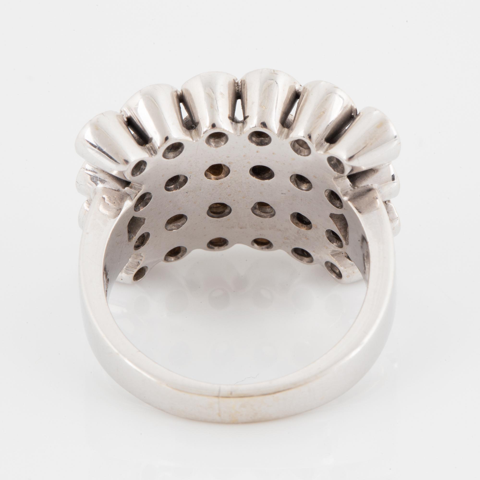 Ring med briljantslipade diamanter.