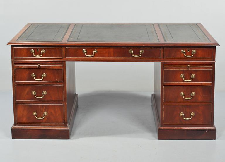 SKRIVBORD, engelsk stil, 1900-talets andra hälft.