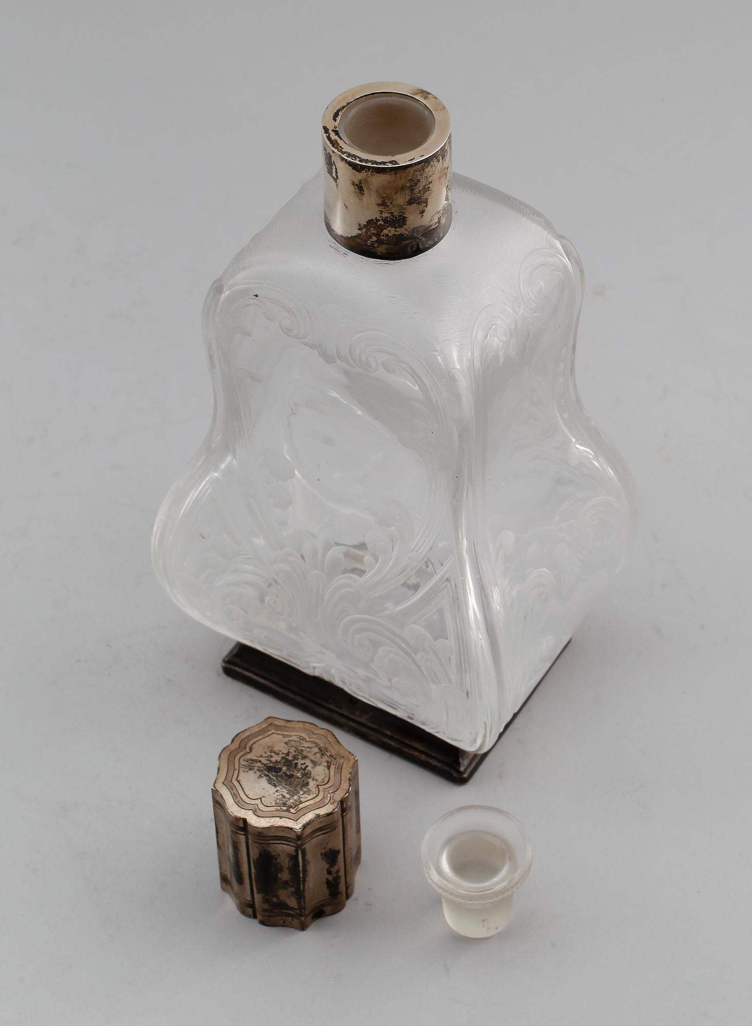 KARAFF, glas med silverbeslag, Frankrike, 1900-talets första hälft.