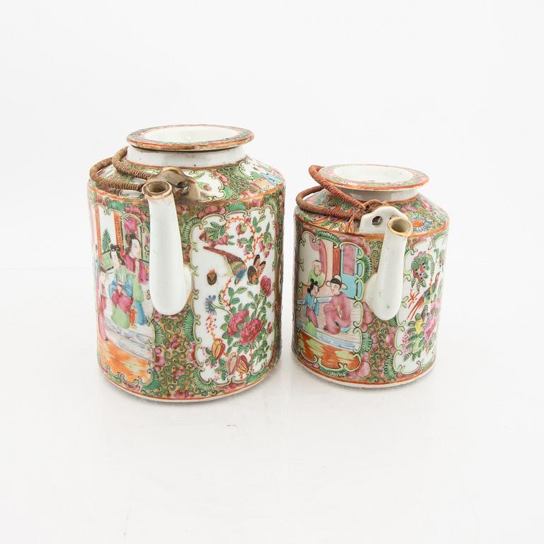 A set of two teapots and one serving dish Kanton China alter part of the 19th century.