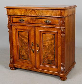 KOMMOD, sent 1800-tal.