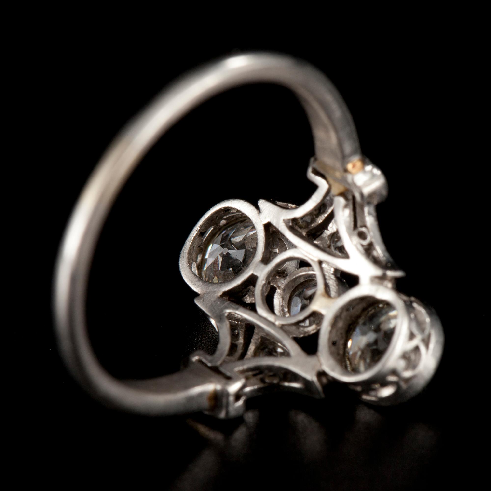 RING, antikslipade diamanter ca 1.5 ct. TW/SI-P. Platina. Vikt 4,17 g.