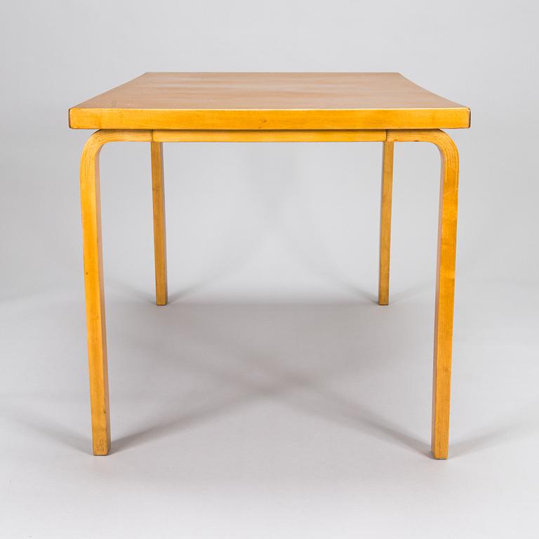 Alvar Aalto, pöytä, malli 82 ja jakkaroita, 6 kpl, malli 66, O.Y. Huonekalu-ja Rakennustyötehdas A.B. 1950-luku.