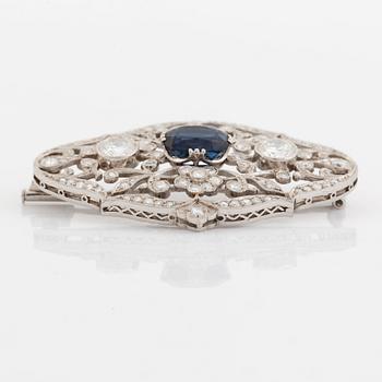 Brosch platina med en fasettslipad safir samt gammal- och åttkantslipade diamanter.