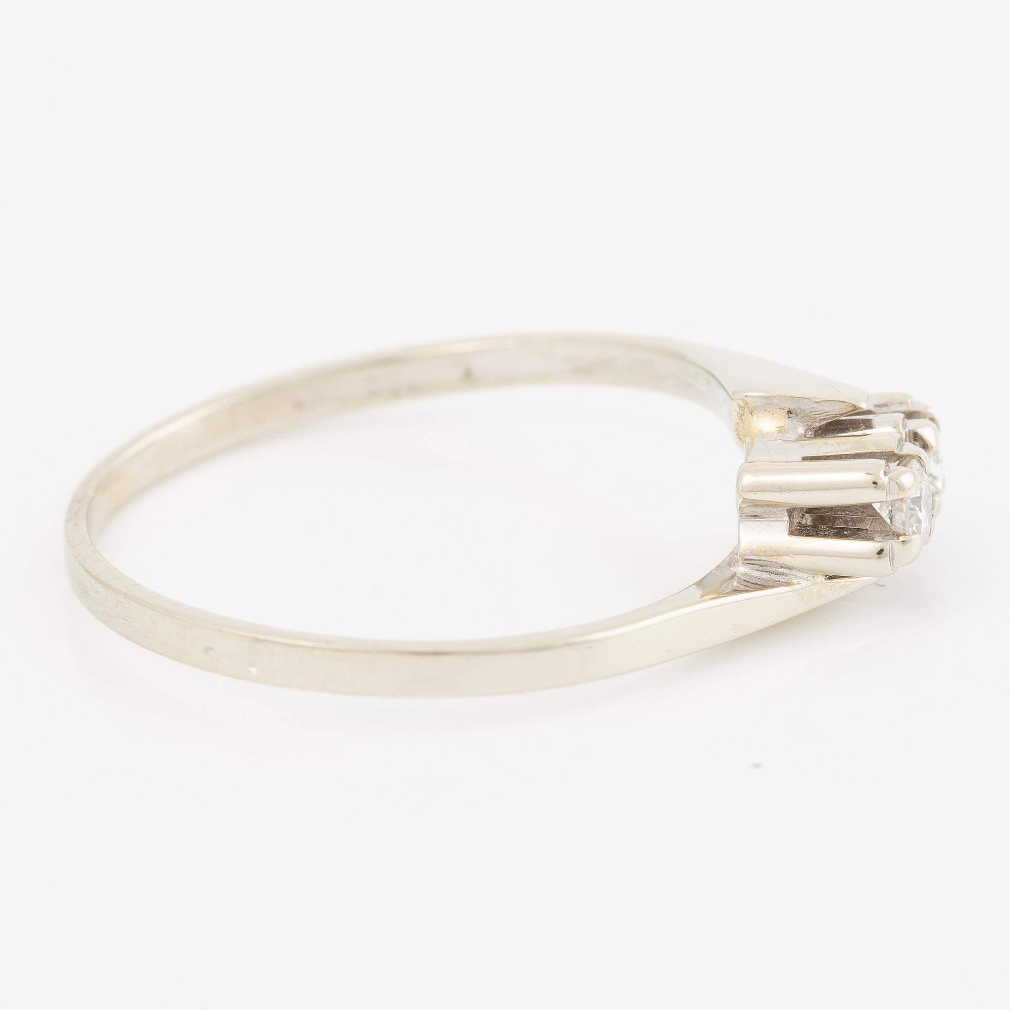 Ring, 18K vitguld med två små briljantslipade diamanter.