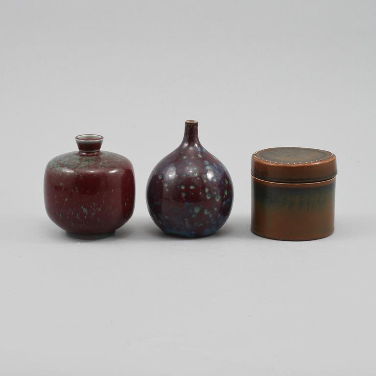 VASER, 2 st, samt LOCKASK, stengods, bl a Stig Lindberg, Gustavsbergs studio, 1900-talets andra hälft.