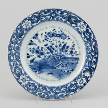 A set with 3 blue and white dinner plates, early 18th Century.