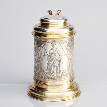 A German parcel-gilt silver tankard, mark of Walter Kopman, Hamburg (1649-1688).