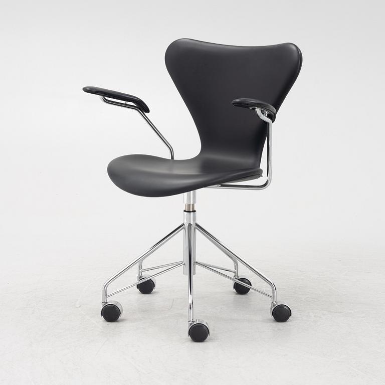 Arne Jacobsen, skrivbordsstol, "Sjuan", Fritz Hansen, Danmark, 2018.