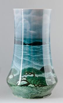 PRAKTVAS, porslin, Nils Emil Lundström, Rörstrand, tidigt 1900-tal.