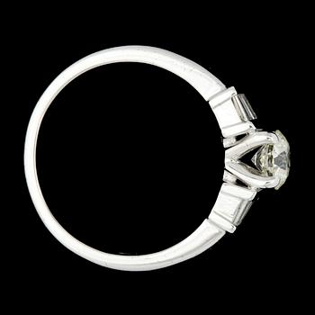 RING, 18k vitguld med briljant- och baguettslipade diamanter ca 0,60ct+ tot ca0,21ct. Vikt 4,3g.