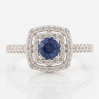 Ring in 14K gold with a faceted sapphire and round brilliant-cut diamonds.