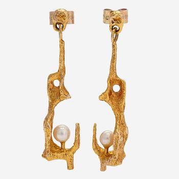 Björn Weckström, a pair of 14K gold and cultured pearl earrings, 'By the springs' for Lapponia 1971.