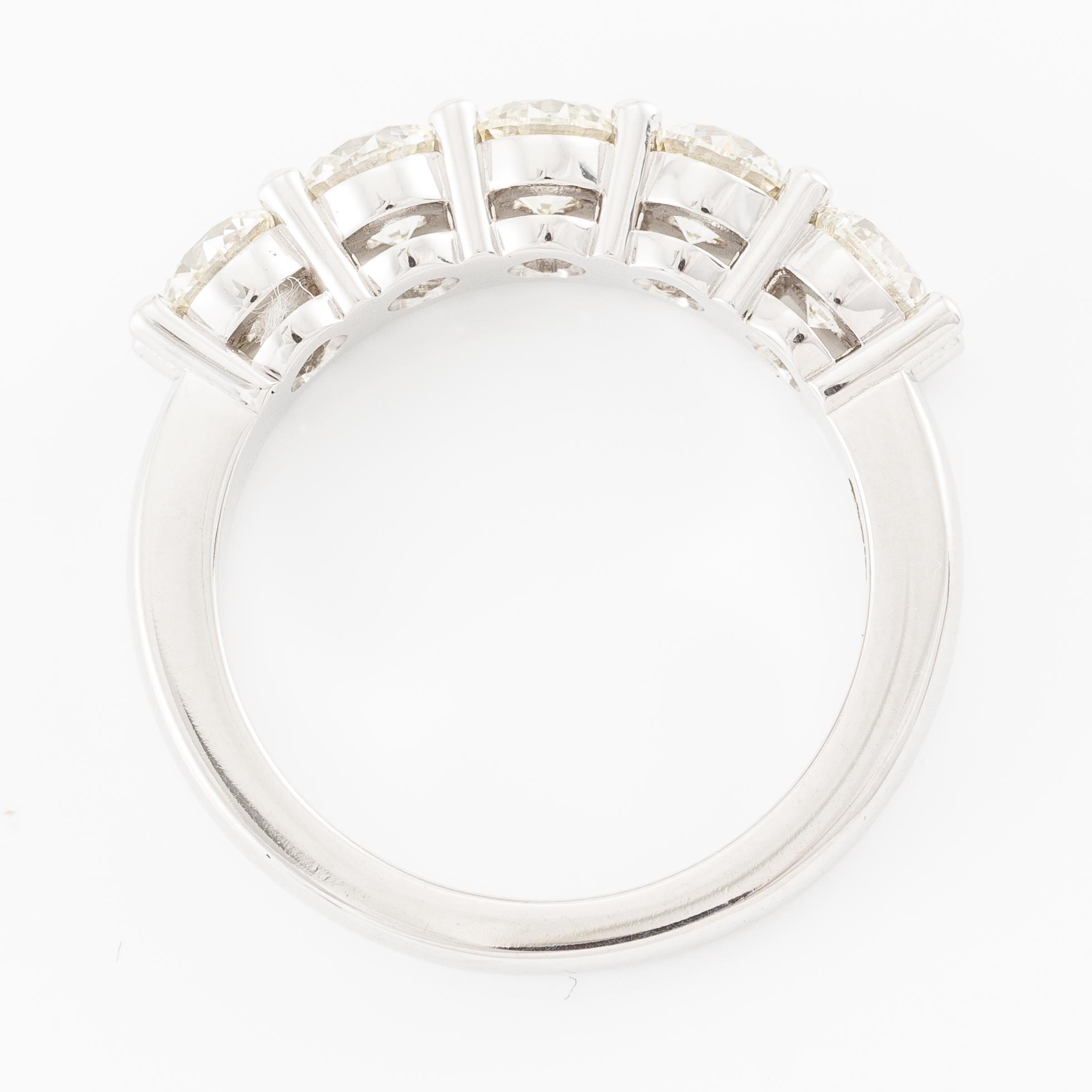 Half eternity ring in 18K white gold set with brilliant-cut diamonds.