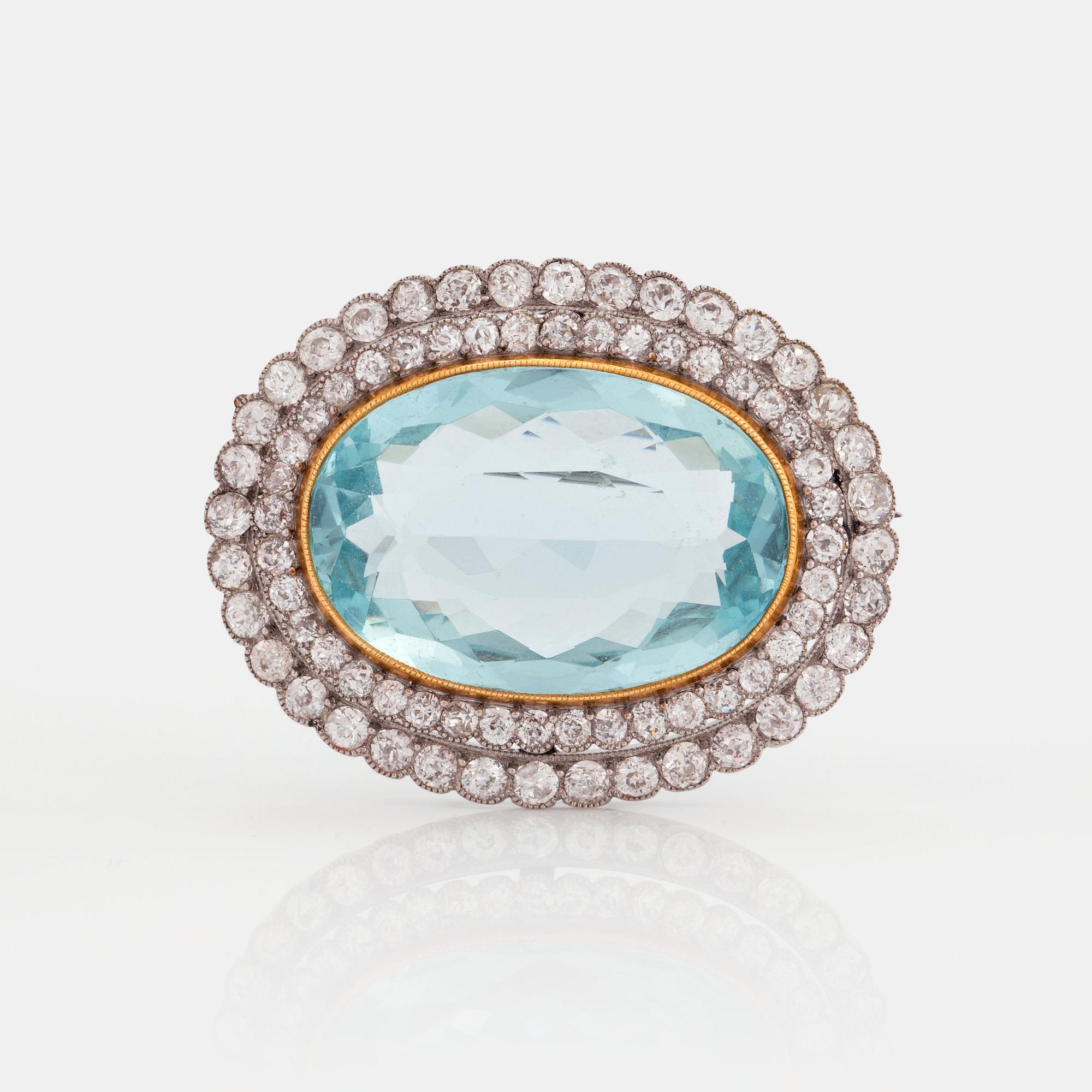 BROSCH med en akvamarin och gammalslipade diamanter.