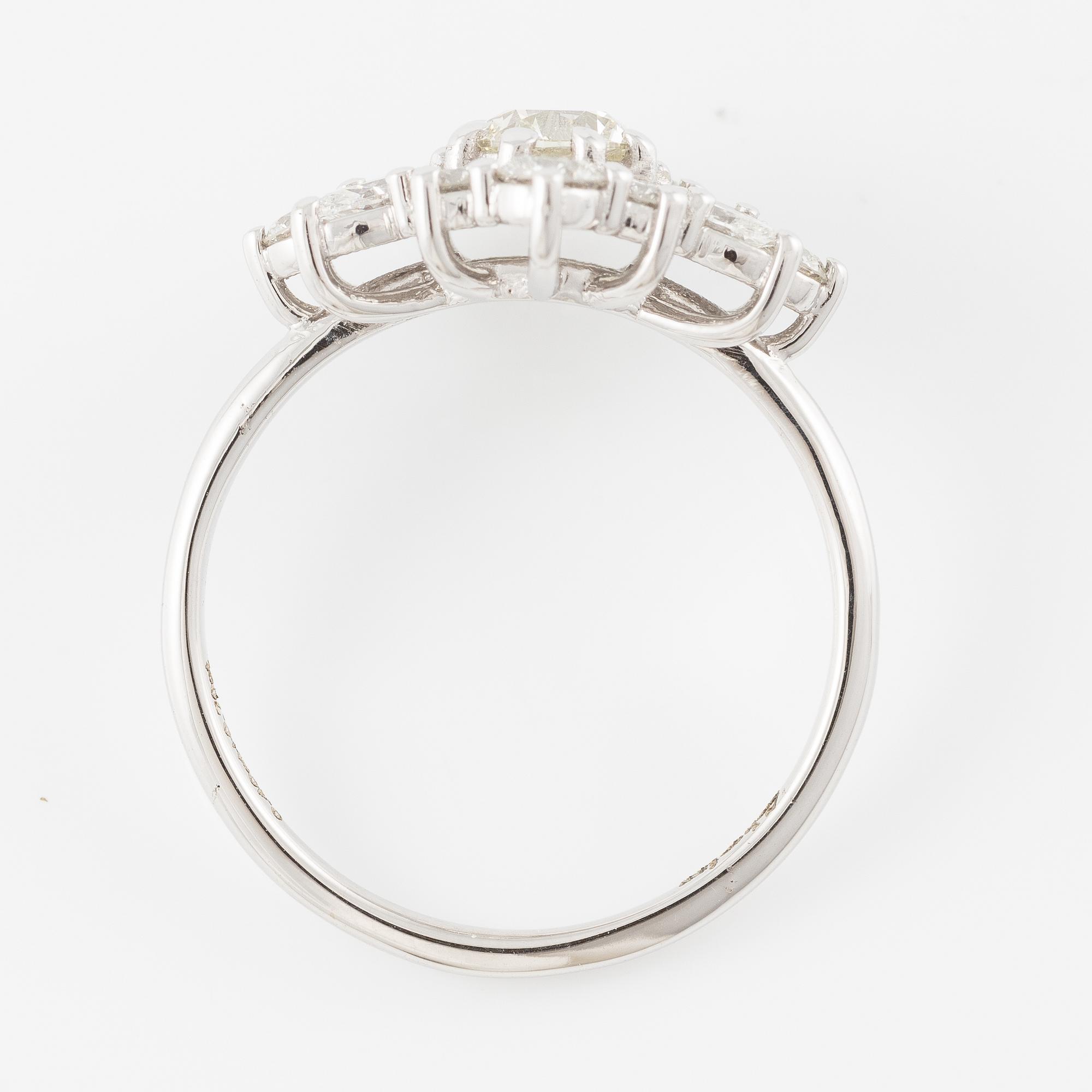 Ring 14K vitguld med briljantslipade diamanter.