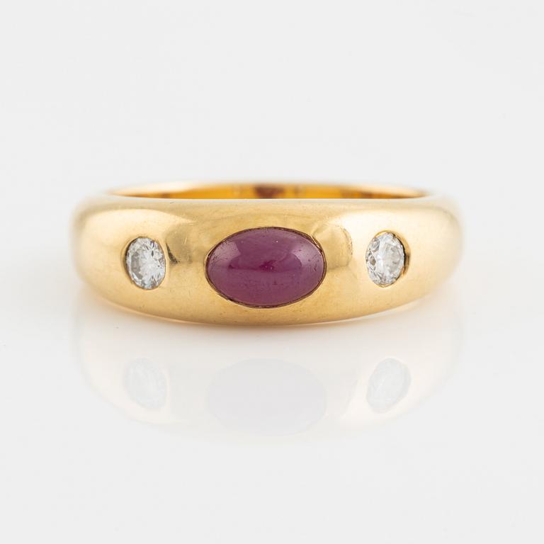 Ring guld med cabochonslipad rubin och briljantslipade diamanter.