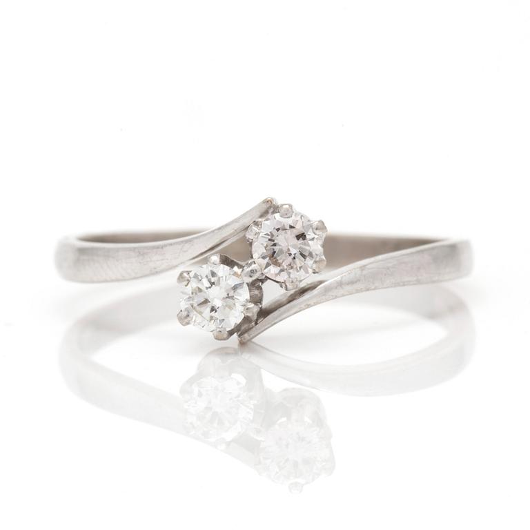 SYSKONRING med briljantslipade diamanter.