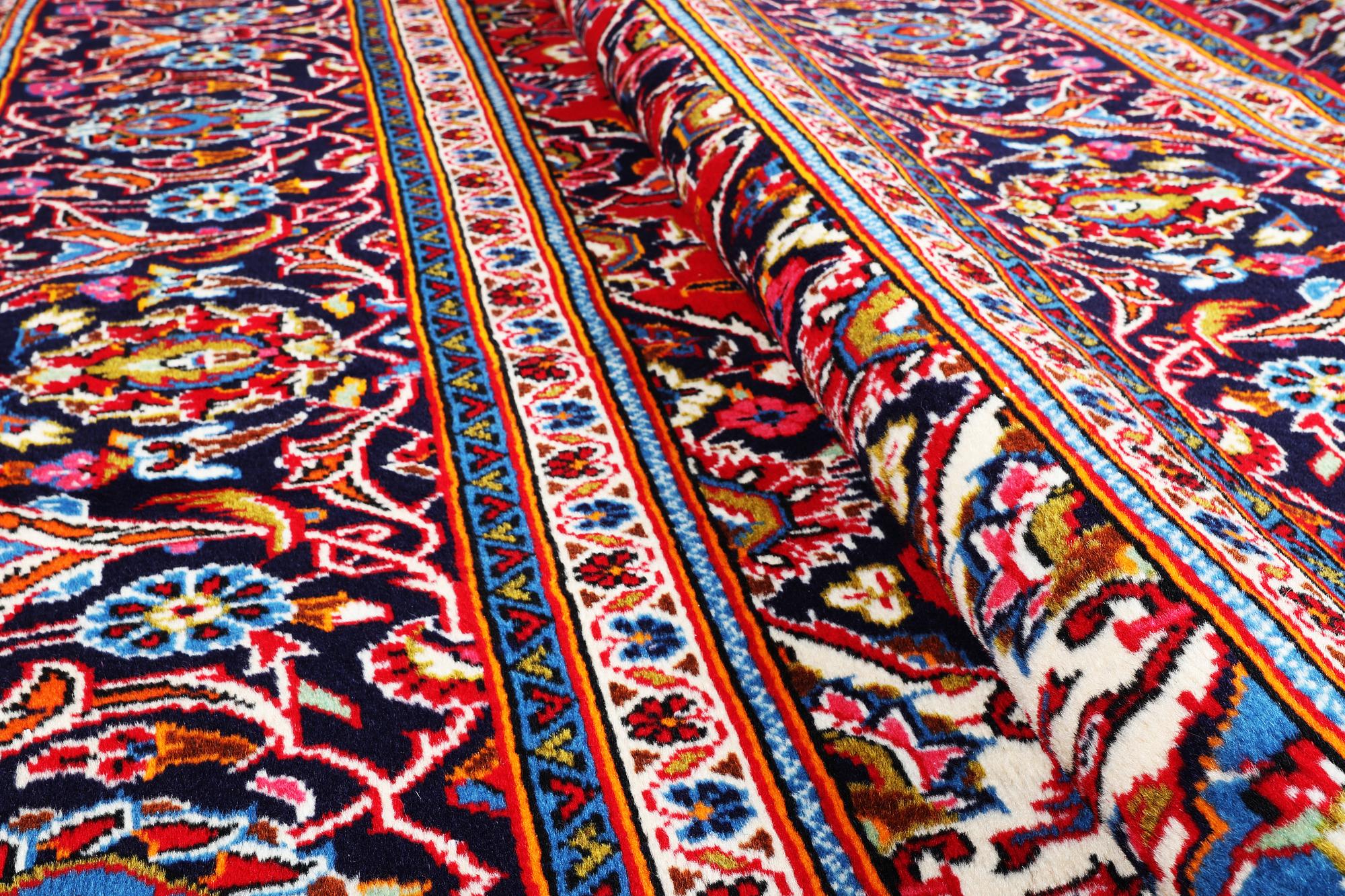 A carpet, Kashan, ca 354 x 251 cm.