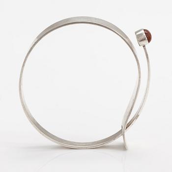Elis Kauppi, A silver bracelet with a goldstone. Kupittaan kulta, Turku 1958.