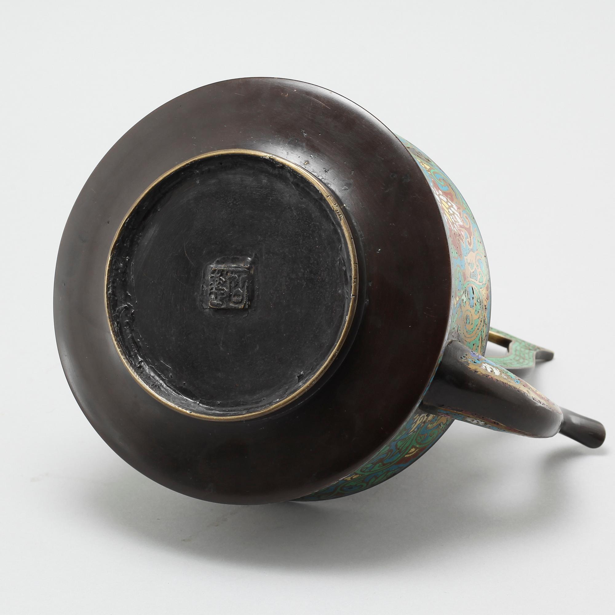 A Japanese cloisonné pot, circa 1900.