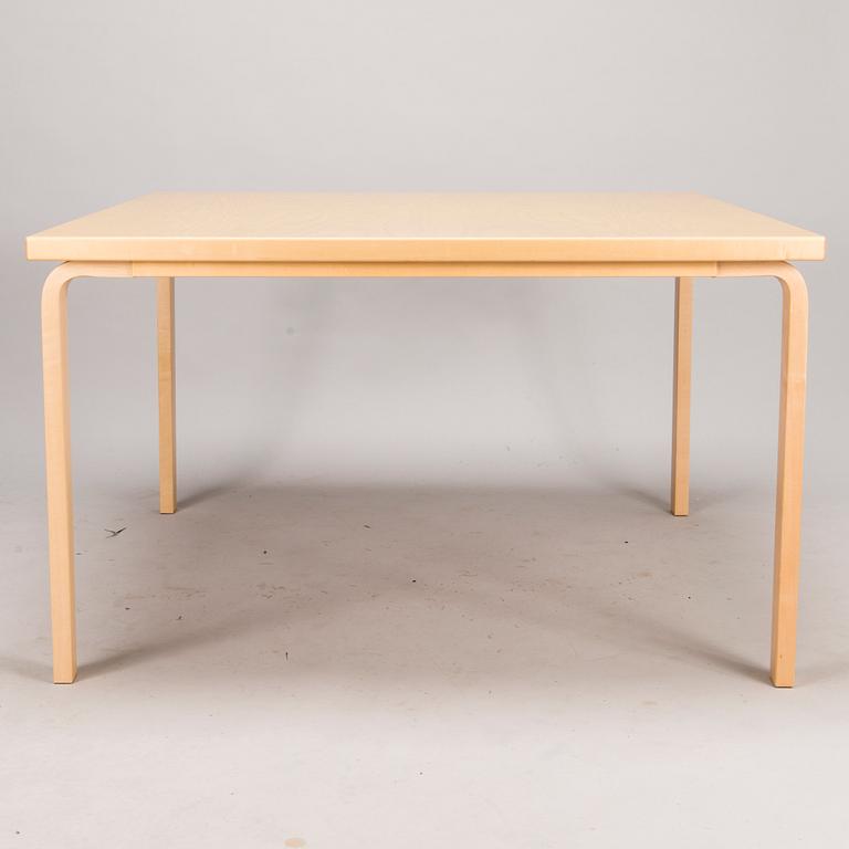 ALVAR AALTO, BORD, modell 84, Artek, 2008.