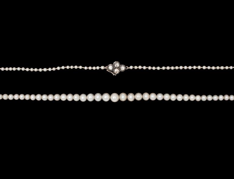 COLLIER, doserade orientaliska pärlor, 5,3-1,8 mm, lås med rosenslipade diamanter, 1920-tal.