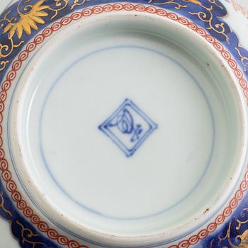 A set of three Japanese imari bowls and a Japanese blue and white servingdish with three boatshaped dishes, 19th century.