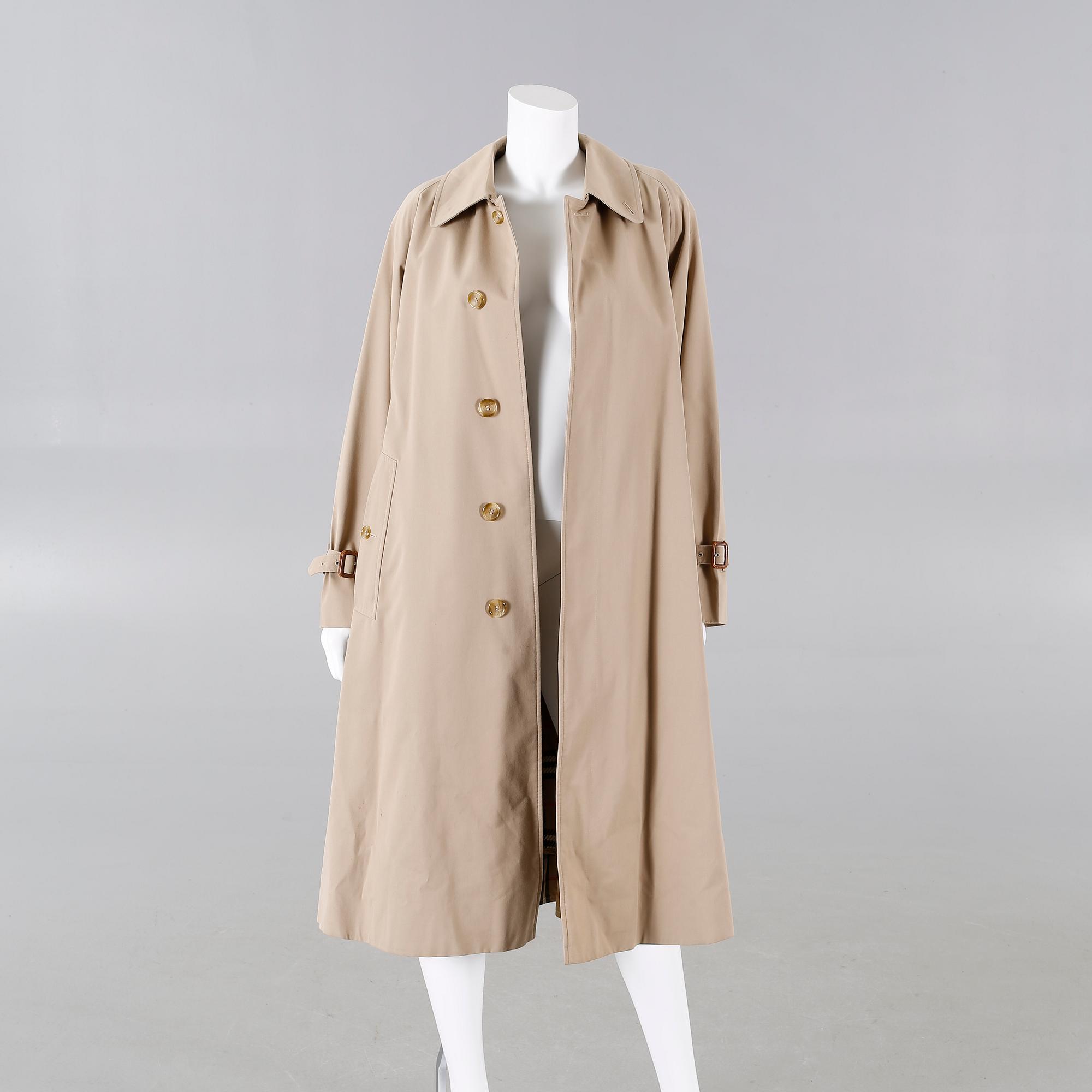 BURBERRY, trenchcoat.