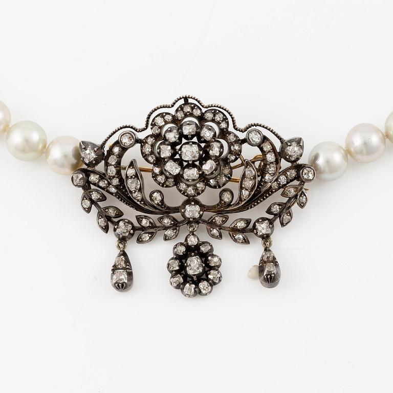 Collier/brosch, odlade pärlor, silver med gammalslipade diamanter.